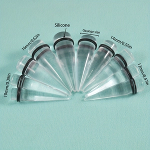 Detailansicht der Acryl-Dehnstäbe in 10mm bis 16mm mit schwarzen Silikonringen