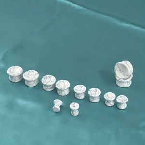 Détails de divers écarteurs en turquoise blanche sur un tissu en soie bleu élégant