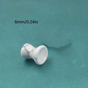 Détail macro du plug d'oreille 6mm en turquoise blanche avec texture marbrée