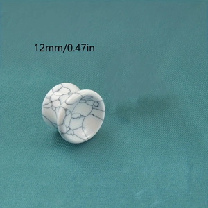 Détail d'un écarteur d'oreille de 12mm en turquoise blanche à texture marbrée