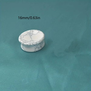 Détail d'un écarteur de 16mm en turquoise blanche avec design de selle et texture unique