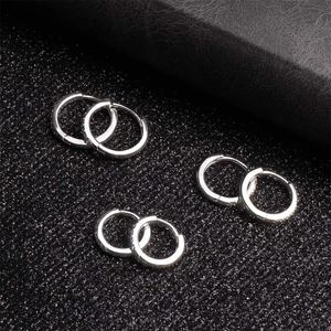 Macro de tres pares de pendientes de aro de acero inoxidable plateado en diferentes tamaños
