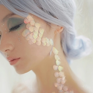 Gemmes de visage sirène irisées et perles blanches pour maquillage fantaisie et art corporel
