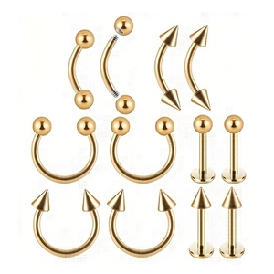 Dettaglio di 12 gioielli per piercing in acciaio inossidabile dorato con sfere e punte