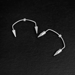 Dettaglio del piercing smile stile vampiro in acciaio inossidabile con punte argento