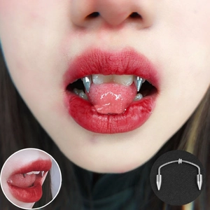 Dettaglio macro di gioielli per labbra stile dente di vampiro in acciaio inossidabile
