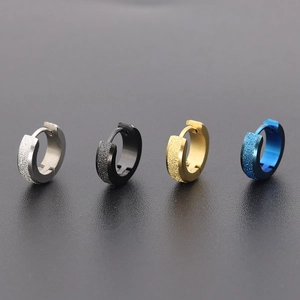 Pendientes de aro de acero inoxidable en plata, oro, negro y azul con acabado mate y liso