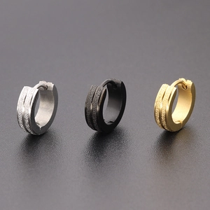 Detailansicht matter Edelstahl-Creolen in Silber, Schwarz und Gold für einen modernen Look