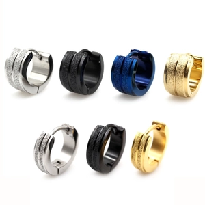 Pendientes de aro anchos de acero inoxidable esmerilado en plata, negro, azul y dorado liso