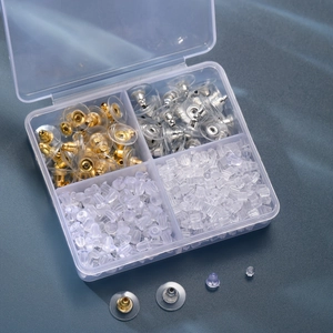 Lot de 610 fermoirs de boucles d'oreilles en silicone et métal dans une boîte à 4 cases