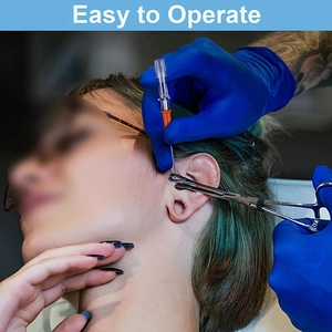Dettaglio dell'ago e della pinza in acciaio inossidabile per piercing professionale all'orecchio