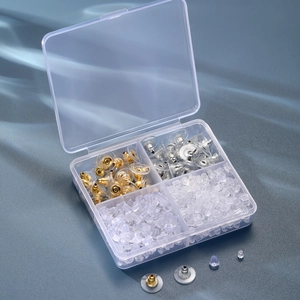 Détail du coffret à 4 compartiments avec divers fermoirs d'oreilles en silicone et métal