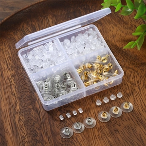 Assortiment de 610 fermoirs de boucles d'oreilles dans une boîte de 4 compartiments