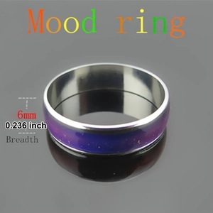 Bague d'humeur 6mm en acier inoxydable avec changement de couleur thermique sur fond noir