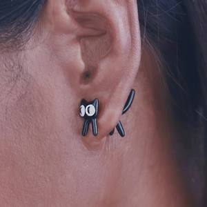 Pendientes de Botón de Acero Inoxidable con Gato 3D Dibujos Animados Diseño Dividido Delantero Trasero Animal Lindo Negro Blanco Esmalte Joyería