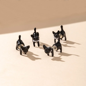 Detalle de pendientes de gato negro con collar de perlas en resina lisa y pernos de metal