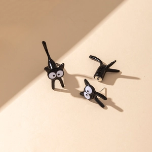 Detalle de pendientes de gato negro 3D con diseño dividido y acabado pulido brillante