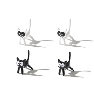 Vista detallada de pendientes de gato en esmalte blanco y negro con acabado 3D