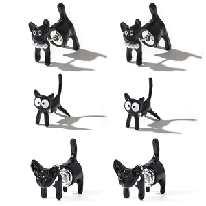 Tres pares de pendientes de gato negro en acero inoxidable con acabado brillante y varios estilos