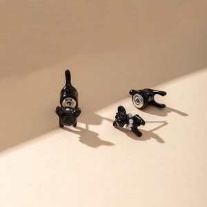 Pendientes de tuerca creativos de gato negro en acero inoxidable con diseño 3D