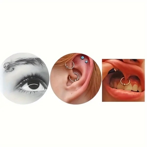 Detalle de anillos de bola en acero inoxidable 16G para oreja, labio y ceja