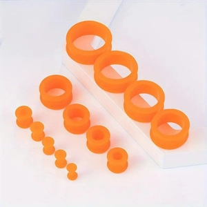 Detailliertes Set aus 12 orangefarbenen Silikon-Ohrplugs in verschiedenen Größen