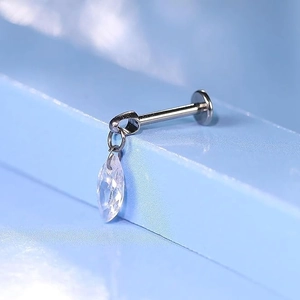 Piercing labret in titanio G23 con ciondolo a goccia in zirconia 5A su fondo blu