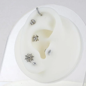 Set de labret de titanio G23 con telaraña, calavera y circonitas en modelo de oreja