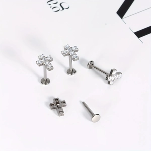 G23 Titan Kreuz Ohrstecker mit 5A Zirkonia und internem Schraubgewinde Design