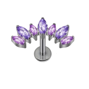 Primer plano de labret de titanio G23 con siete circonitas púrpuras talla marquesa