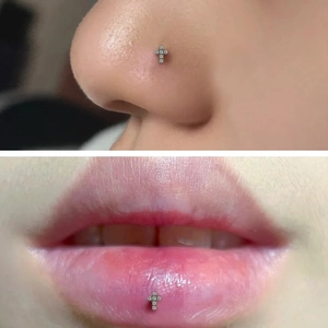 Makro-Detail von G23 Titan Kreuz Labret Stecker mit 5A Zirkon Inlay auf Lippe und Nase