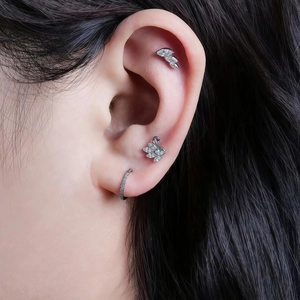 Nahaufnahme von Titan Labret mit 5A Zirkon Schwan Design und Blattstecker am Ohr