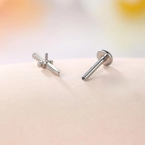 Piercing labret de daga en titanio G23 con rosca interna para labio y cartílago