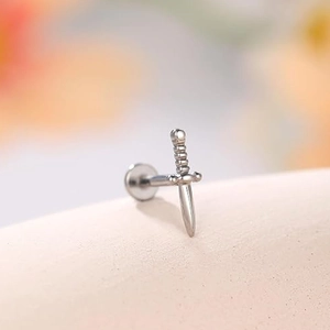 Piercing labret de titanio G23 en forma de espada con rosca interna y acabado plateado