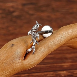 G23 titanium koi vis labret sieraad met gedetailleerde schubben op hout decor