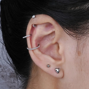 Set de piercings de titanio ASTM F136 con perlas y pendientes de corazón en la oreja
