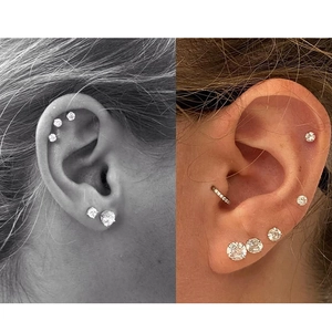 Makroaufnahme verschiedener Edelstahl-Nasenstecker und Ohrpiercings mit Zirkonia-Steinen