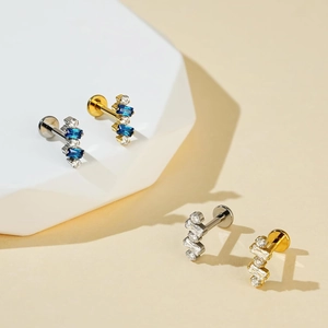 Piercing labret in titanio G23 con pietre rettangolari blu e zirconi trasparenti
