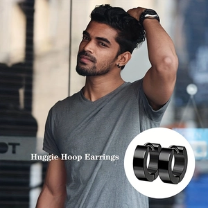 Set di orecchini a cerchio huggie in acciaio inossidabile nero con design punk