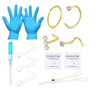 Macro-detail van de 18G piercing set met stalen sieraden, naald en handschoenen