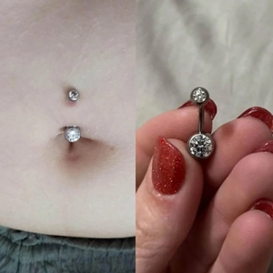Dettaglio del piercing all'ombelico in acciaio con cristalli di zircone trasparenti