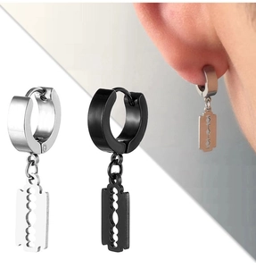 Dettaglio di orecchini punk rock a forma di lama di rasoio in acciaio inox nero e argento