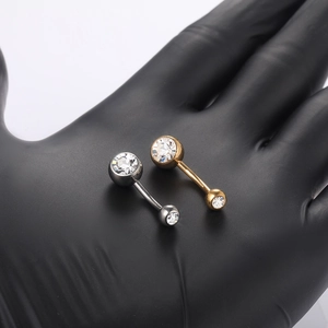 Macro-detail van G23 titanium navelpiercings met 5A-zirkonia in goud en zilver kleur