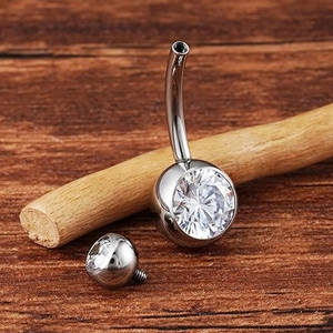 Macro detail van G23 titanium navelpiercing met 5A zirkoon en schroefdraad metalen balletje