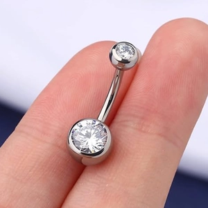 Titanium navelpiercing in zilveren kleur met fonkelende 5A zirkonia steentjes