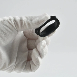 Paire de grands tunnels d'oreille évasés en silicone noir souple tenus à la main