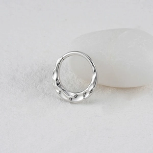 Silver ASTM F136 titanium hinged nose clicker with hammered texture on white stones