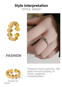Vue détaillée de la texture coquillage sur les bagues réglables en titane