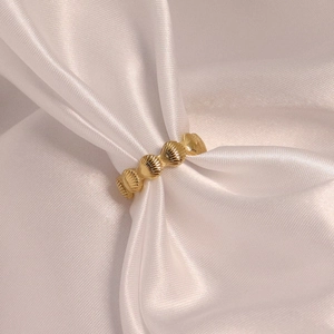 Bague ouverte réglable en acier inoxydable doré avec motif de coquillage sur soie blanche
