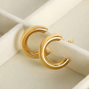 Minimalistische 18K vergoldete C-förmige Creolen aus Edelstahl in weißer Schmuckschatulle